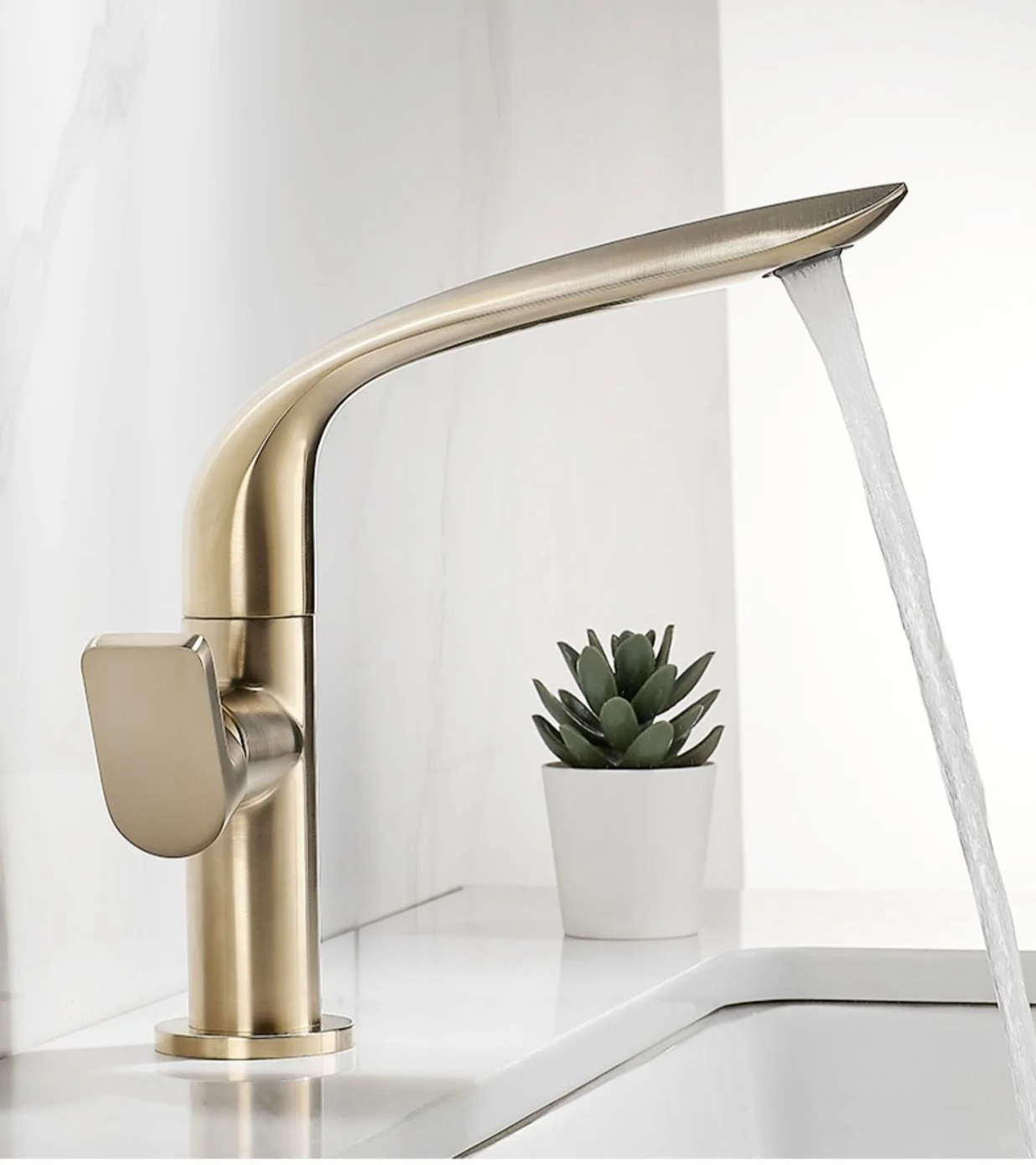 360° Swivel Single-Handle Solid Brass Bathroom Sink Faucet