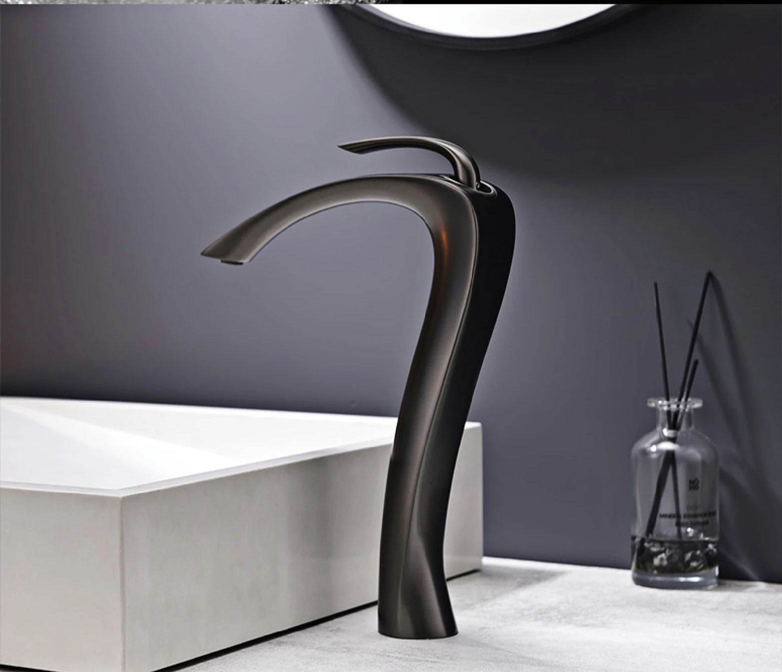 Brass Single-Handle Anti-Leak Ceramic Cartridge Bathroom Faucet (Single-Hole Deck Mount)