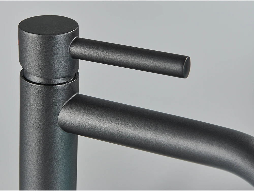 Single-Handle Ceramic Valve Basin Faucet (Single-Hole Deck-Mount)