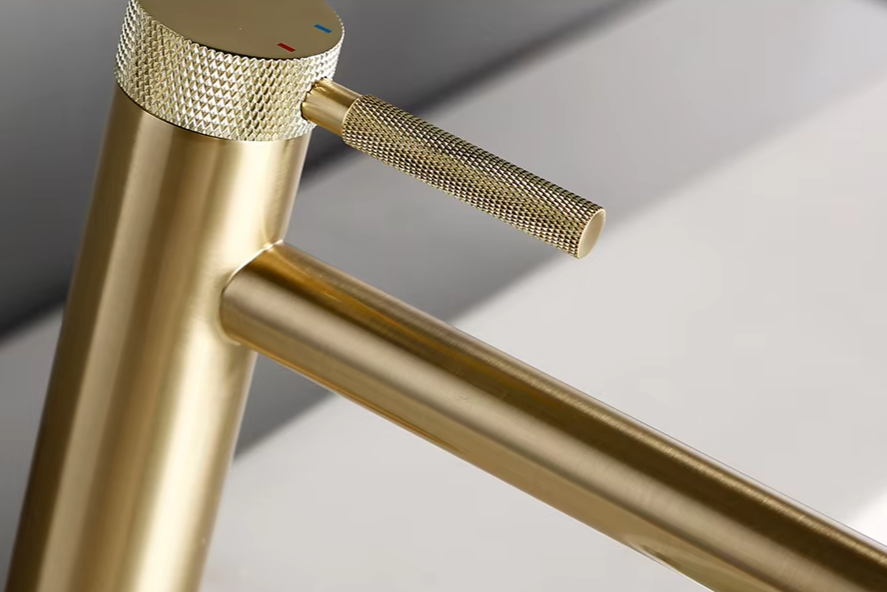 Solid Brass 360° Swivel Drip-Free Bathroom Faucet (Single-Hole Deck Mount)