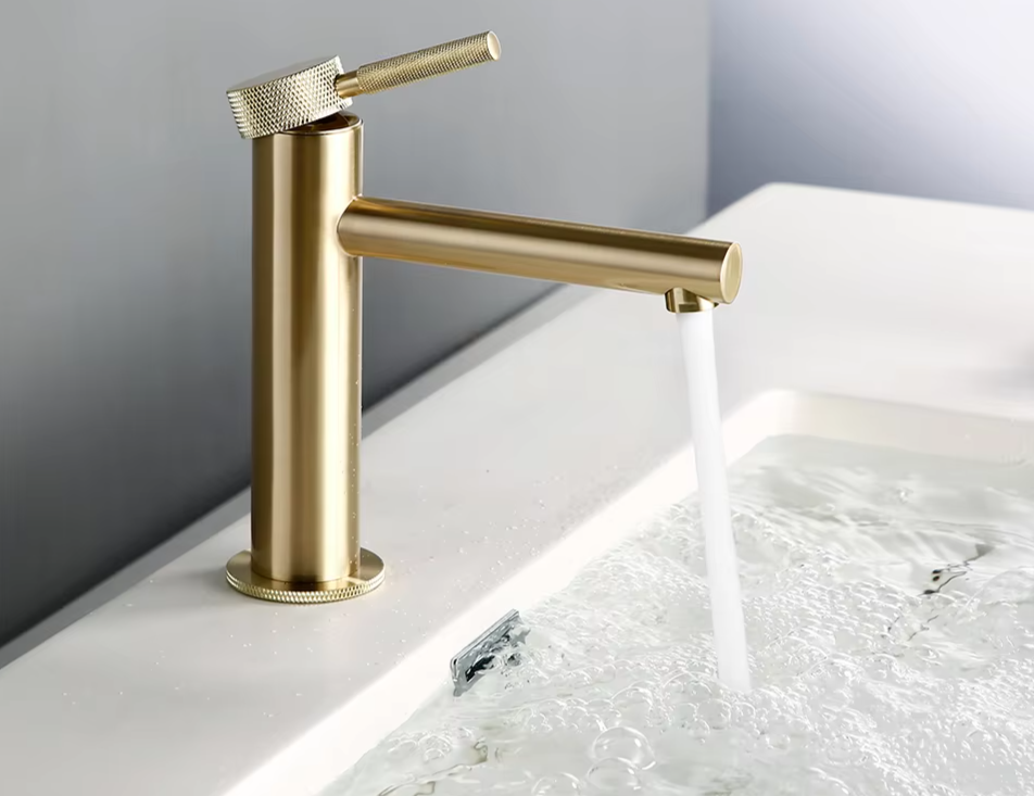 Solid Brass 360° Swivel Drip-Free Bathroom Faucet (Single-Hole Deck Mount)