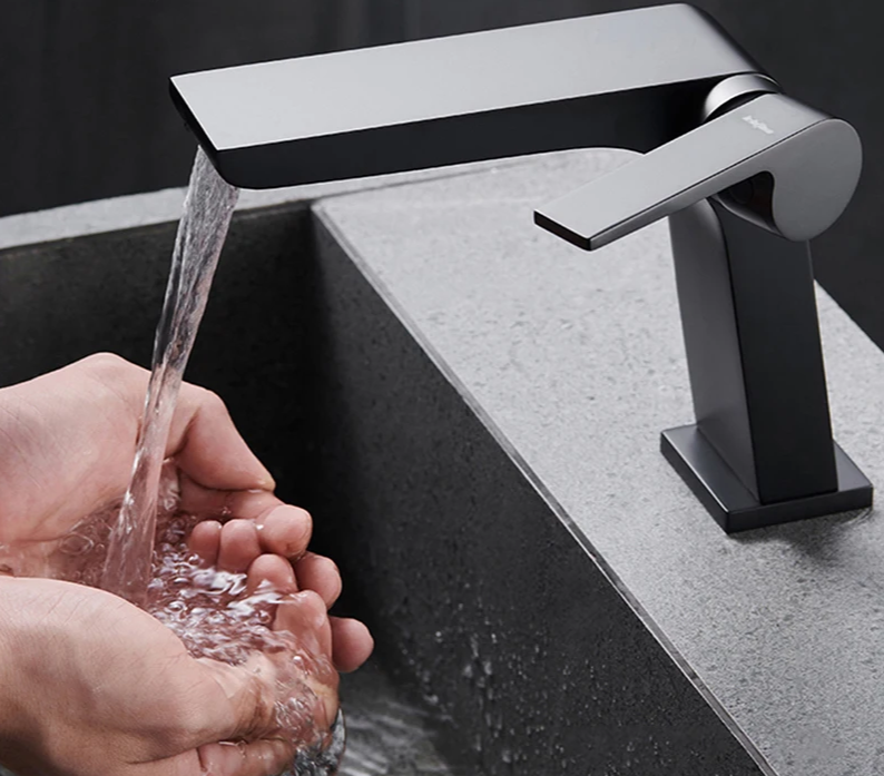 Solid Brass Ceramic Disc Waterfall Bathroom Faucet (Single-Hole Deck Mount)