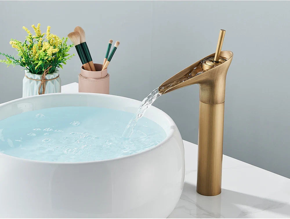 Solid Brass Ceramic Valve Waterfall Basin Faucet (Single-Hole Deck-Mount)