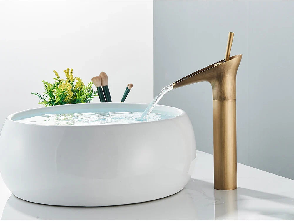 Solid Brass Ceramic Valve Waterfall Basin Faucet (Single-Hole Deck-Mount)