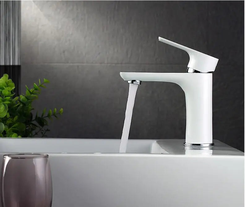 Solid Brass Single-Lever Bathroom Faucet (Deck-Mount)
