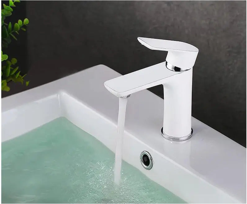 Solid Brass Single-Lever Bathroom Faucet (Deck-Mount)
