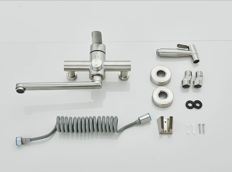 Wall-Mounted 360° Swivel Pull-Out Spray Mixer Tap